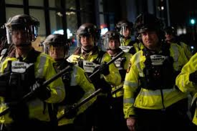 Hundreds more immigration officers headed to Minneapolis as tensions flare after fatal ICE shooting