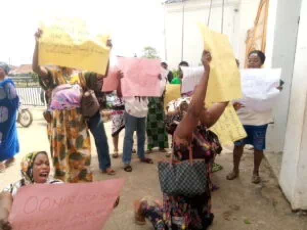 Wives of detained Amotekun operatives cry out to Ooni for intervention