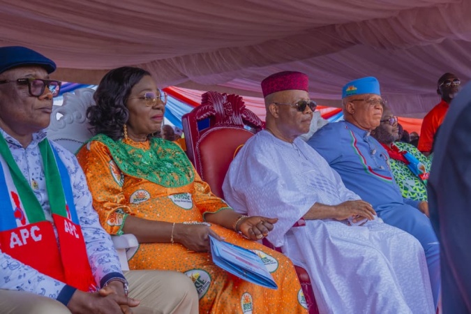 Akpabio, Eno formally receive Ex-PDP National Legal Adviser, Enoidem, into APC