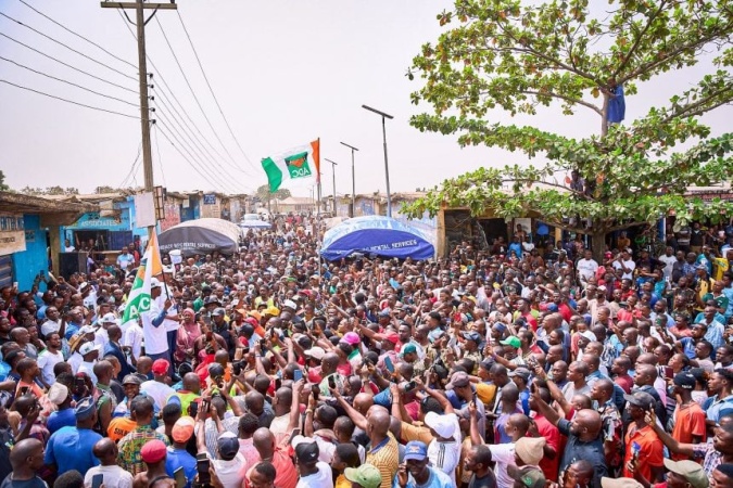 FCT Council poll: Mammoth crowd as Peter Obi engages with grassroots