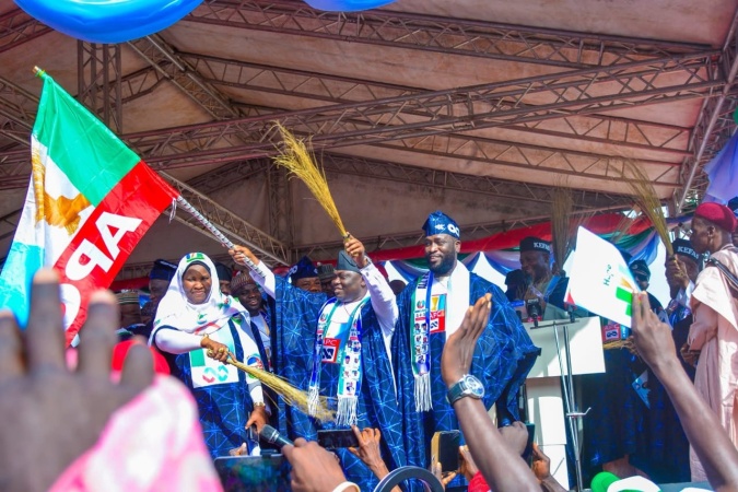 APC’s new big catch: National Chair Yilwatda hands over flag to Gov Kefas, affirms him party leader in Taraba