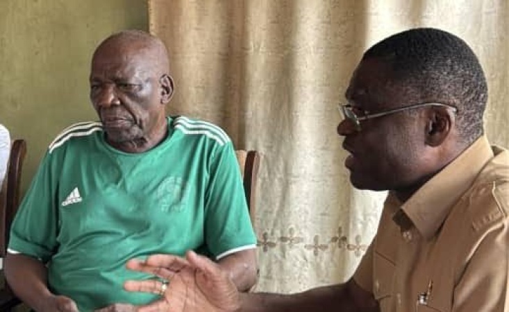 Shaibu leads NIS officials to honour former Super Eagles coach Onigbinde