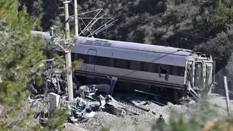 Spanish train drivers to begin nationwide strike after fatal crashes