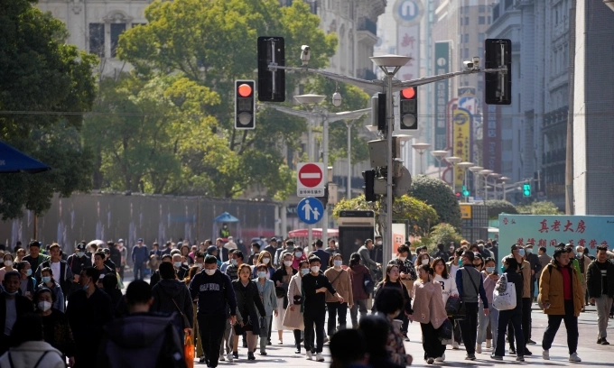 China sees record surge of overseas graduates returning home for high-tech opportunities