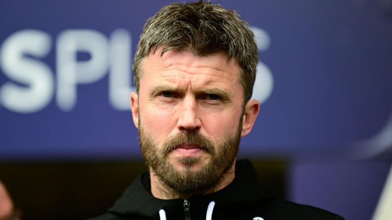 Ten-man Newcastle beat Man Utd to hand Michael Carrick first defeat as United manager
