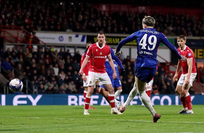 Chelsea come from behind to beat 10-man Wrexham in thriller