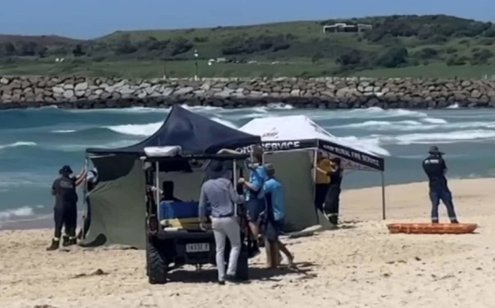 UK couple die after being pulled from water at Australian beach 