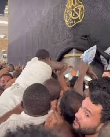 Asake struggles to reach Black Stone in Mecca