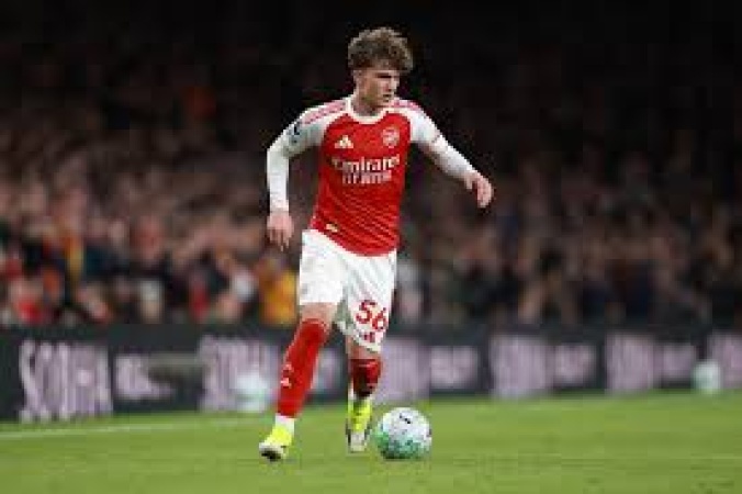 Dowman becomes youngest scorer as Arsenal beat Everton in late show to go 10 points clear