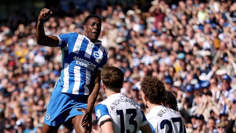 Welbeck scores twice as Liverpool suffer 10th league defeat