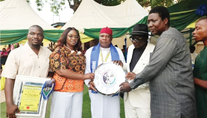 Onitsha residents celebrate outgoing Police Area Commander