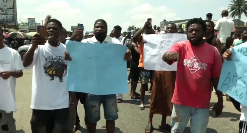 Youths protest hardship, ground Benin-Lagos Expressway 