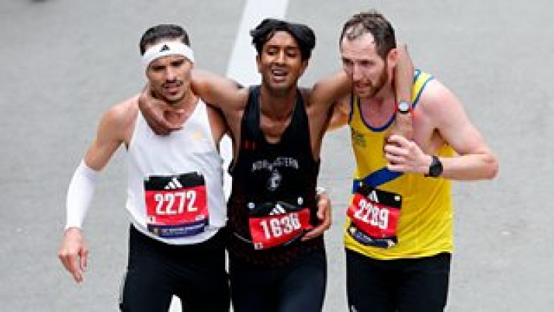 'Superstar' runners praised for helping exhausted man finish marathon