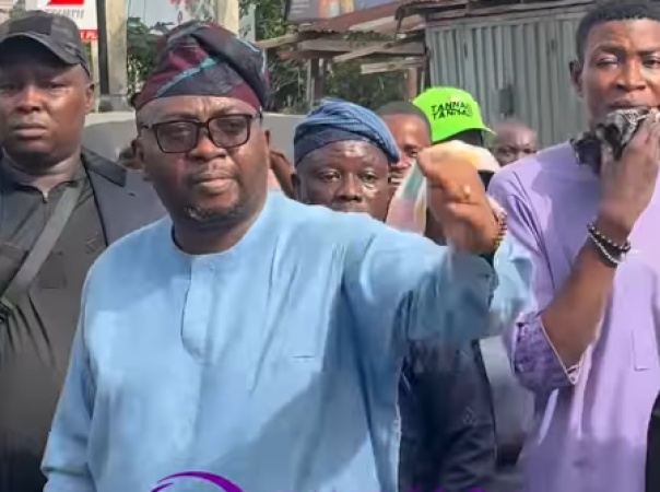 Ex-minister Adelabu arrives Oyo, directs traffic in Ibadan 