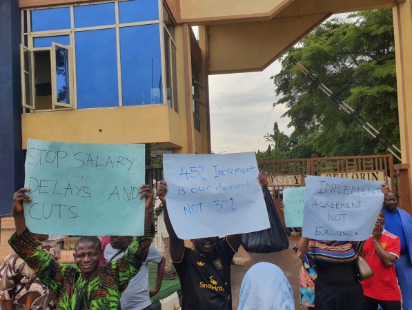 UNIJOS senior, non-academic staff protest salary delays