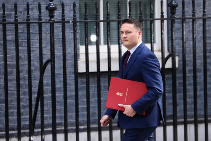Leading challenger to UK Prime Minister Keir Starmer quits government