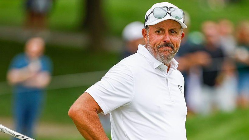 Club revokes Mickelson membership over allegations