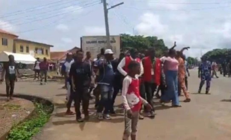 Voters resist EFCC surveillance squad at Ekiti Polling Unit