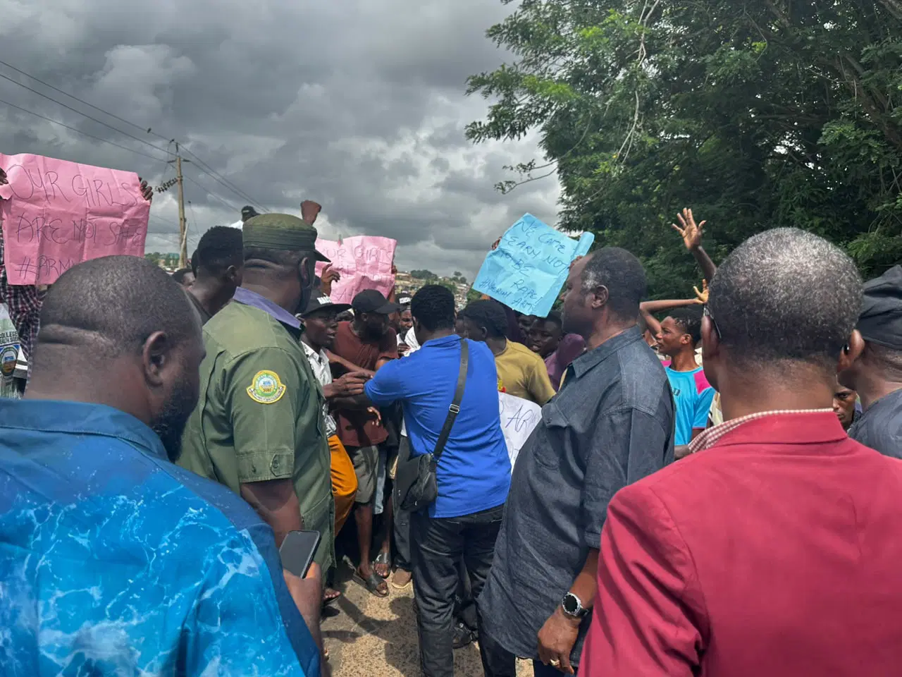 UNIOSUN students block road, protest alleged assault by Army recruits