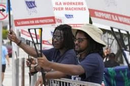 US dockworkers union to suspend strike after reaching tentative deal