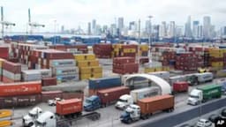 US dockworkers earn pay increase following strike