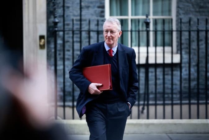 UK set to cut public spending by billions of pounds