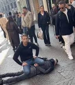 Brave tourist over-powers knifeman who stabbed five persons in Amsterdam