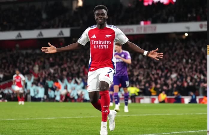 Saka scores seven minutes into return as Arsenal beat Fulham