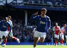 Arsenal’s slim title hopes hit by draw at Everton