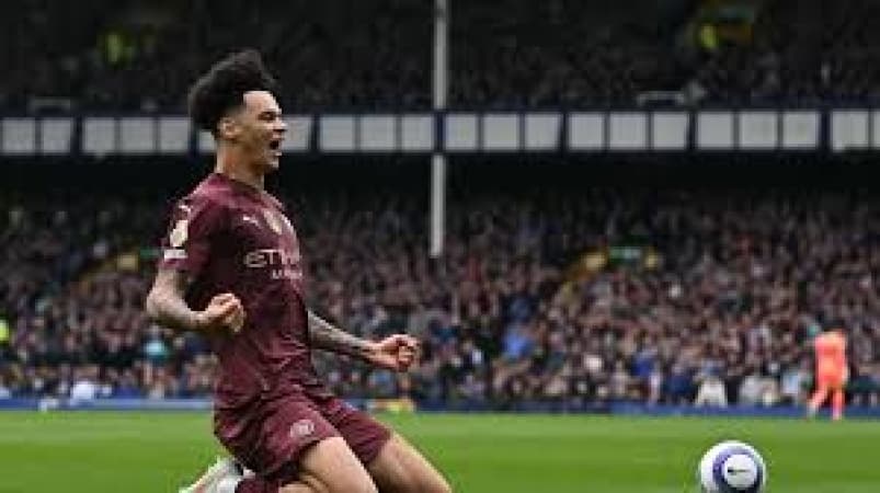 Man City close in on Champions League thanks to Everton late show