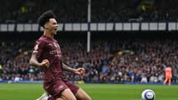 Man City close in on Champions League thanks to Everton late show