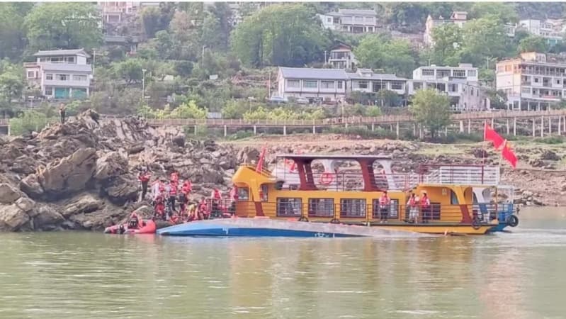 Ten dead after tourist boats capsize in China