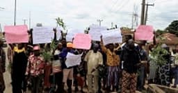 Angry residents storm Amotekun office to protest arrest of 5 suspected criminals
