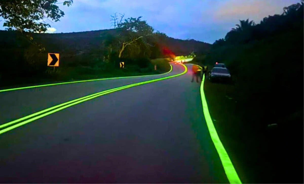 Malaysia painted roads that glow in the dark instead of using lights?Until a big problem came to light