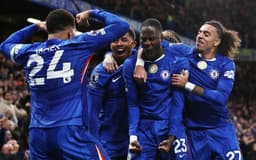 Arsenal fight back to snatch point at 10-man Chelsea