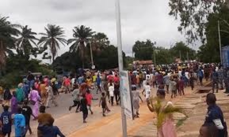 Youths attack, kill two army officers on rescue mission