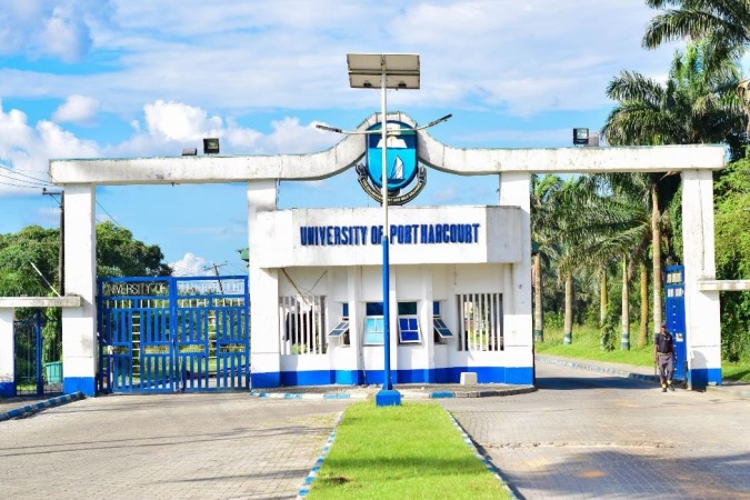 Aggrieved UNIPORT student confronts lecturer in class over alleged insults