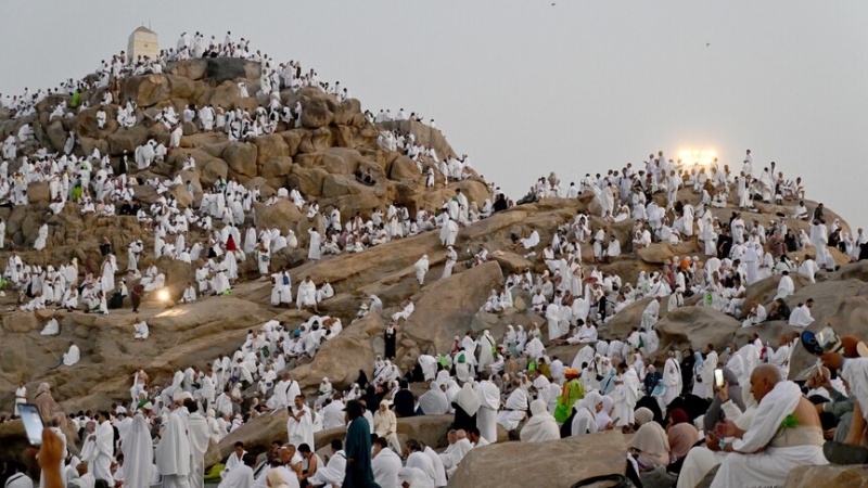 Muslim pilgrims head to Mount Arafat for Hajj pilgrimage