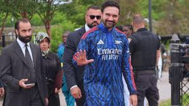 New York mayor wears Arsenal kurta during Eid prayers