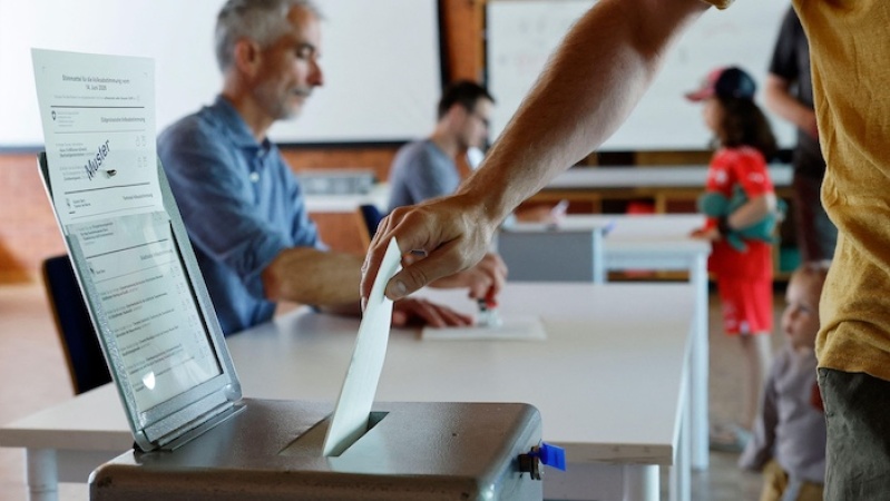 Swiss voters reject 10 million population cap