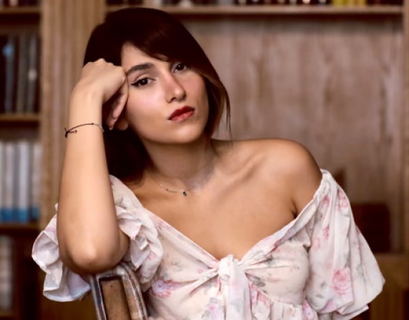Iranian Singer Parastoo sentenced to 74 lashes for singing online without hijab 